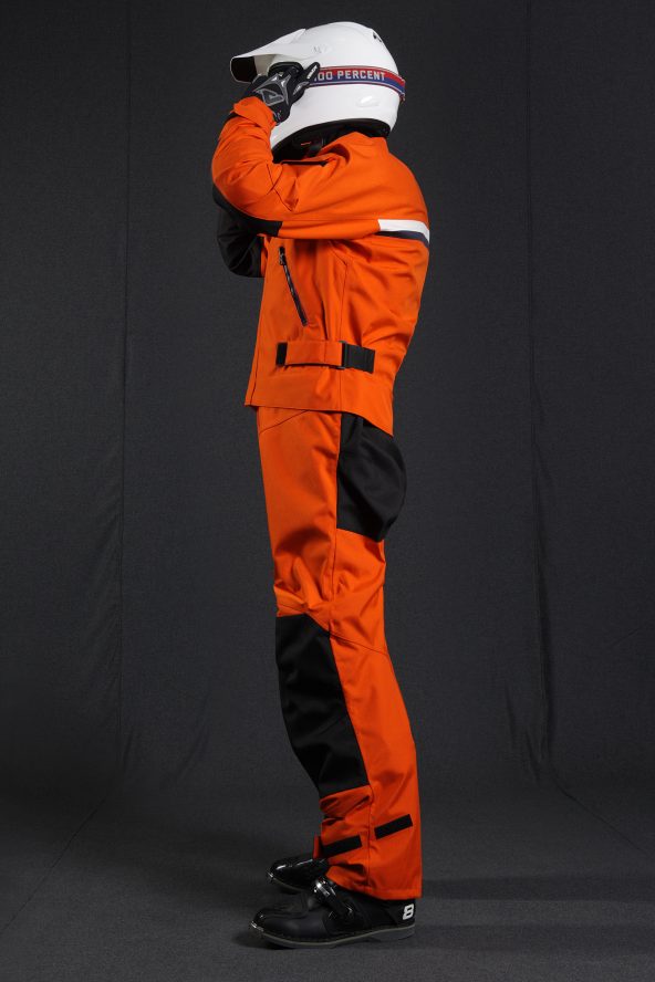 BiondoEndurance_Motorräder_GB_0008_Short-Jacket_MoroccoOrange_Portrait_Side