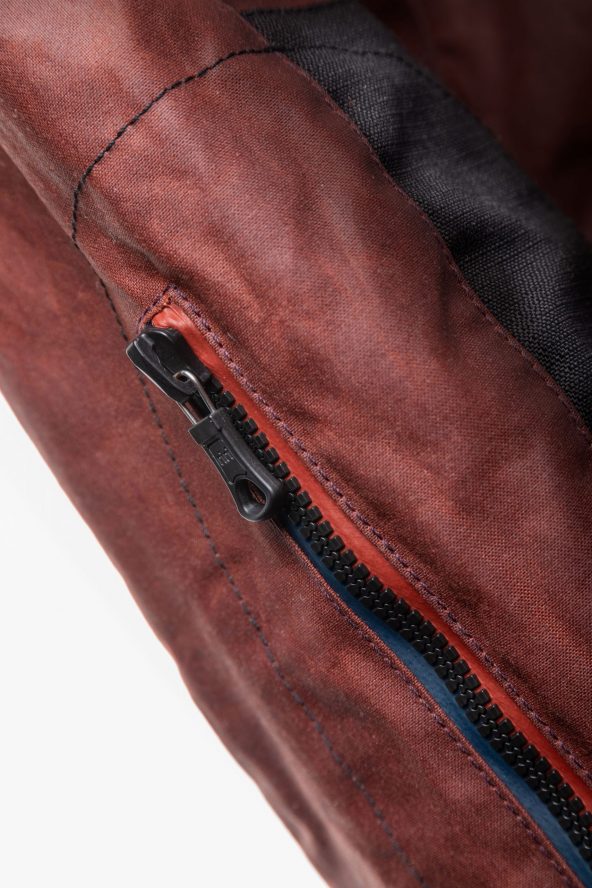 BiondoEndurance_Motorräder_GB_0009_Jacket-OxBlood_Jasta11_Elbow_Detail