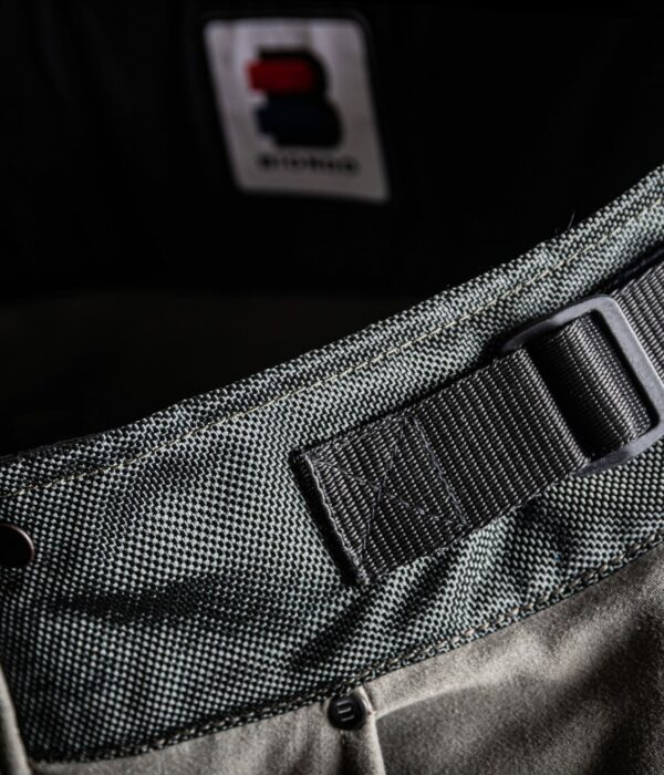 BiondoEndurance_Motorräder_PT_0014_Racing-Trousers_MorbegnoGrey_HD-Pouch_Portrait_Side_Adjuster
