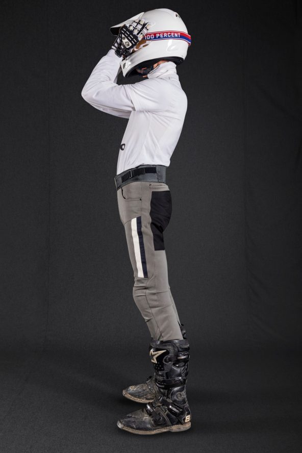 BiondoEndurance_Motorräder_PT_0014_Racing-Trousers_MorbegnoGrey_Portrait_Side